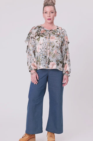 floral blouse wiht denim jeans